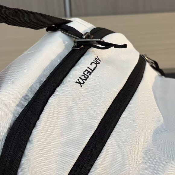 Arc\'teryx Mantis 26L White Backpack | Multi-functional Outdoor Commuter Backpack main image 7